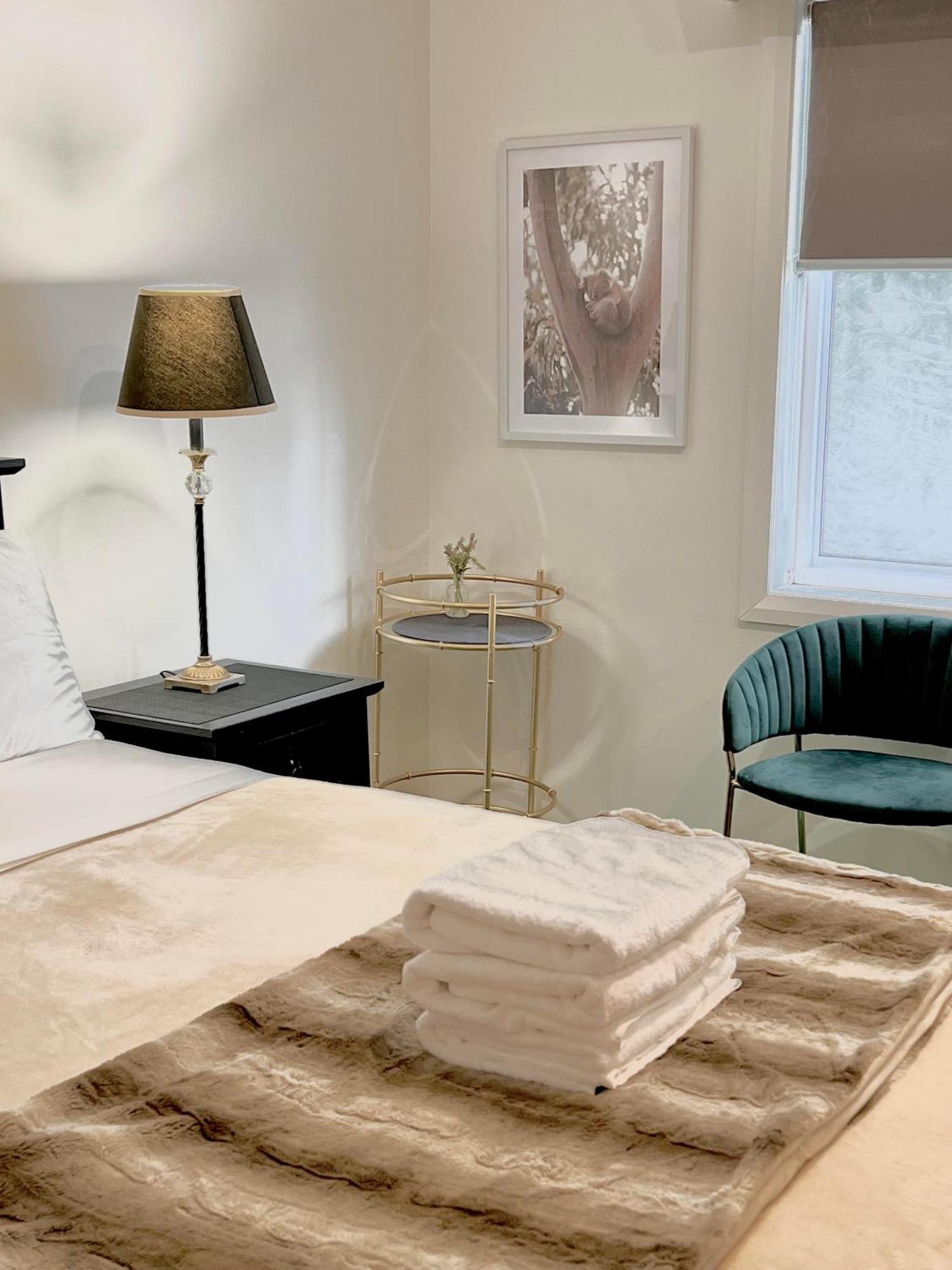 Chambre Lit Queen-Size de Luxe avec Salle de Bains Commune
