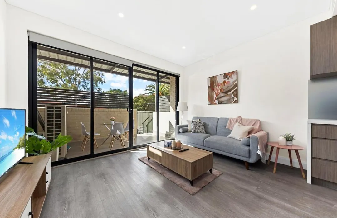 Modern 3 Bedroom Townhous In Ashfield-1