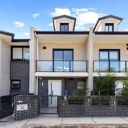 Modern 3 Bedroom Townhous In Ashfield-2