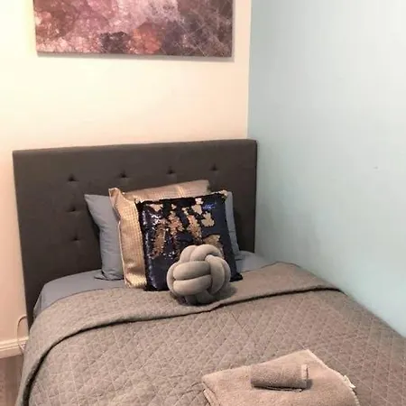 Comfy Private Single Room In Carramar - Nearby Station & Shops - Shared Bathroom-2